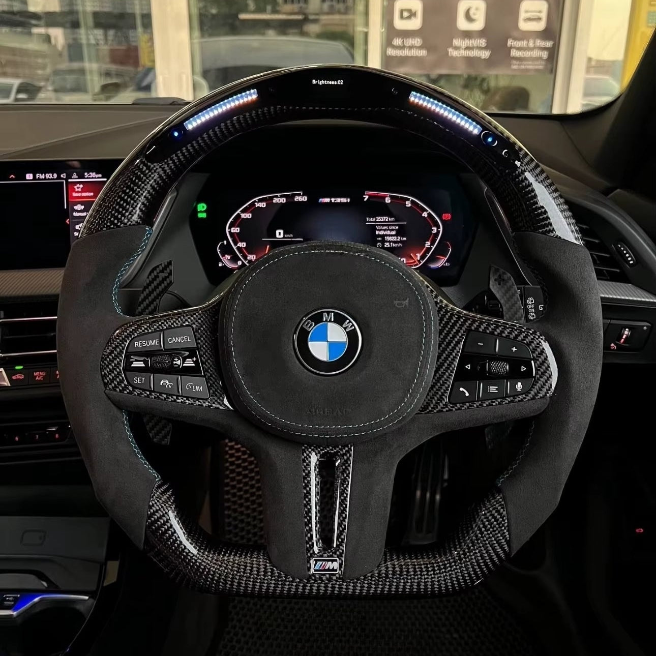 Volant Performance Pack M BMW Série 4 G22 M4 G82 carbone forgé 2020-2025 - détail du montage - Becquet Voiture