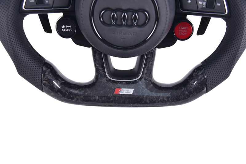 Sportlenkrad Audi A3 S3 RS3 8Y 2014-2024 aus geschmiedetem Carbon - Dreiviertelansicht - Becquet Voiture