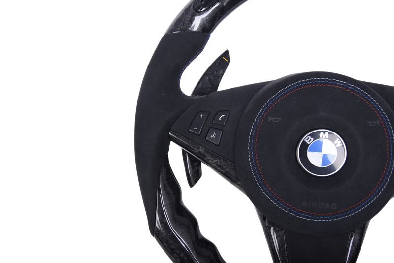 Volant Sport BMW E60 E62 Carbone Forgé Alcantara LED - installé sur véhicule - Becquet Voiture
