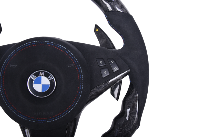 Volant Sport BMW E60 E62 Carbone Forgé Alcantara LED - packshot studio - Becquet Voiture