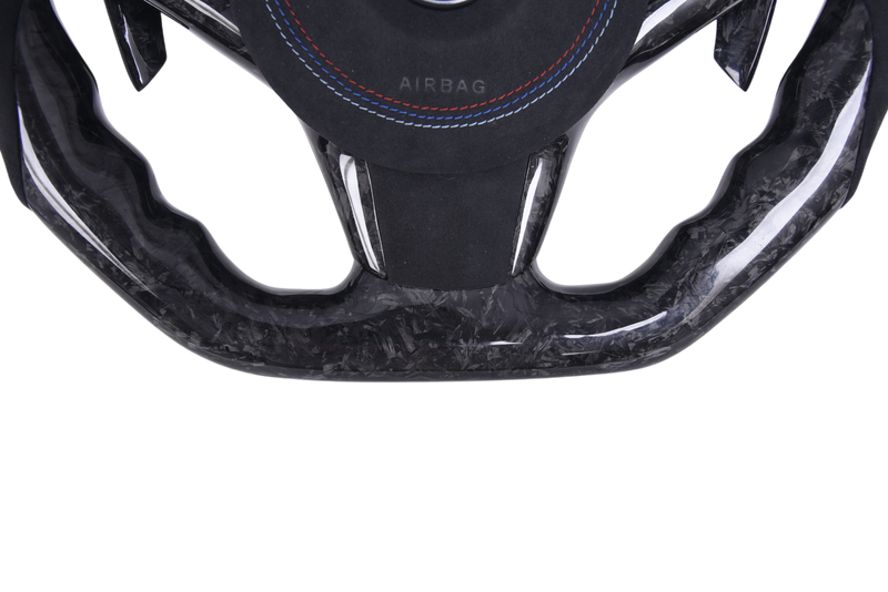 Volant Sport BMW E60 E62 Carbone Forgé Alcantara LED - vue de trois-quarts - Becquet Voiture