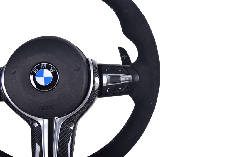 Volant Sport BMW Série F Carbone Alcantara LED V3 - packshot studio - Becquet Voiture