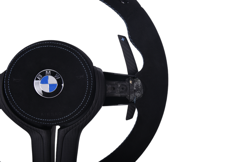 Volant Sport BMW Série F Carbone Alcantara LED V6 - packshot studio - Becquet Voiture
