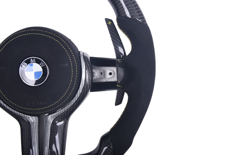 Volant Sport BMW Série F Carbone Alcantara LED V7 - packshot studio - Becquet Voiture