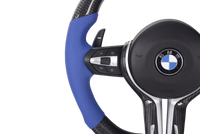 Volant Sport BMW Série F Carbone Bleu - packshot studio - Becquet Voiture