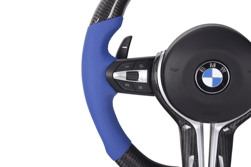 Volant Sport BMW Série F Carbone Bleu - packshot studio - Becquet Voiture