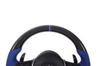Volant Sport BMW Série F Carbone Bleu - vue de trois-quarts - Becquet Voiture