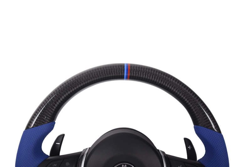 Volant Sport BMW Série F Carbone Bleu - vue de trois-quarts - Becquet Voiture