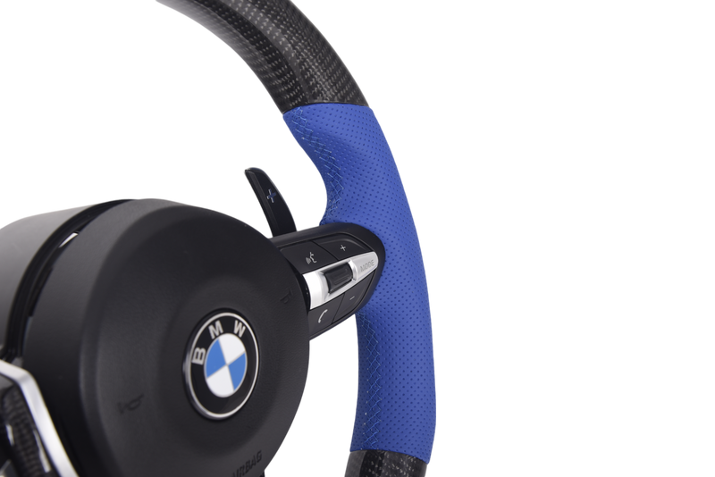 Volant Sport BMW Série F Carbone Bleu - vue rapprochée - Becquet Voiture