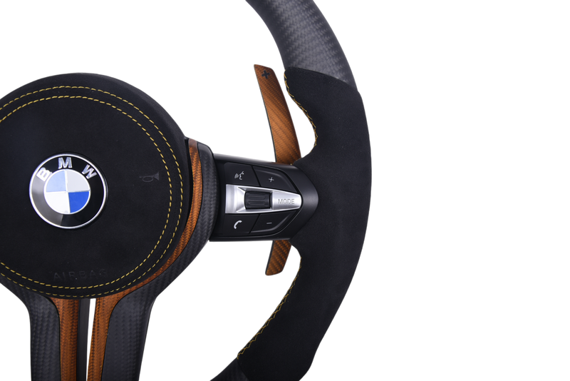 Volant Sport BMW Série F Carbone Mat Alcantara - détail du montage - Becquet Voiture