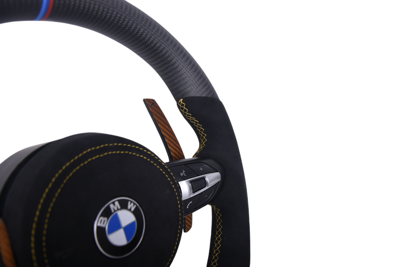 Volant Sport BMW Série F Carbone Mat Alcantara - vue rapprochée - Becquet Voiture