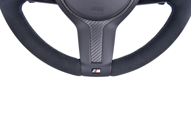 Volant Sport BMW Série F Cuir Alcantara Carbone V5 - vue de trois-quarts - Becquet Voiture