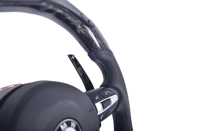 Volant Sport BMW Série F Fibre Carbone LED V4 - détail du montage - Becquet Voiture