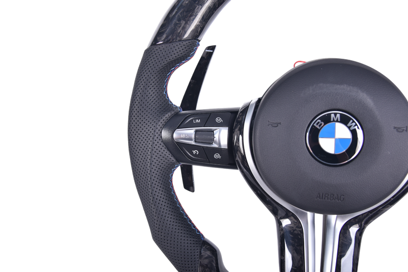 Volant Sport BMW Série F Fibre Carbone LED V4 - installé sur véhicule - Becquet Voiture
