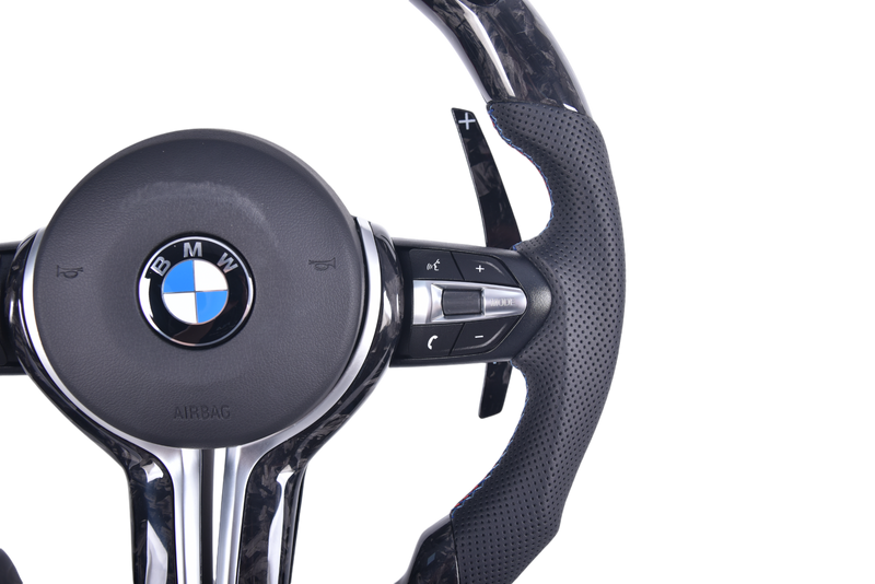 Volant Sport BMW Série F Fibre Carbone LED V4 - packshot studio - Becquet Voiture