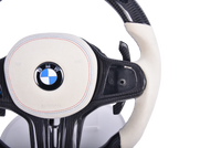 Volant Sport BMW Série G Carbone Blanc Alcantara LED - détail du montage - Becquet Voiture