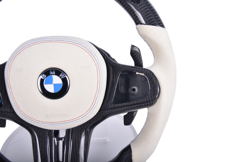 Volant Sport BMW Série G Carbone Blanc Alcantara LED - détail du montage - Becquet Voiture