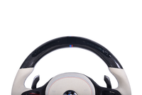 Volant Sport BMW Série G Carbone Blanc Alcantara LED - vue de trois-quarts - Becquet Voiture