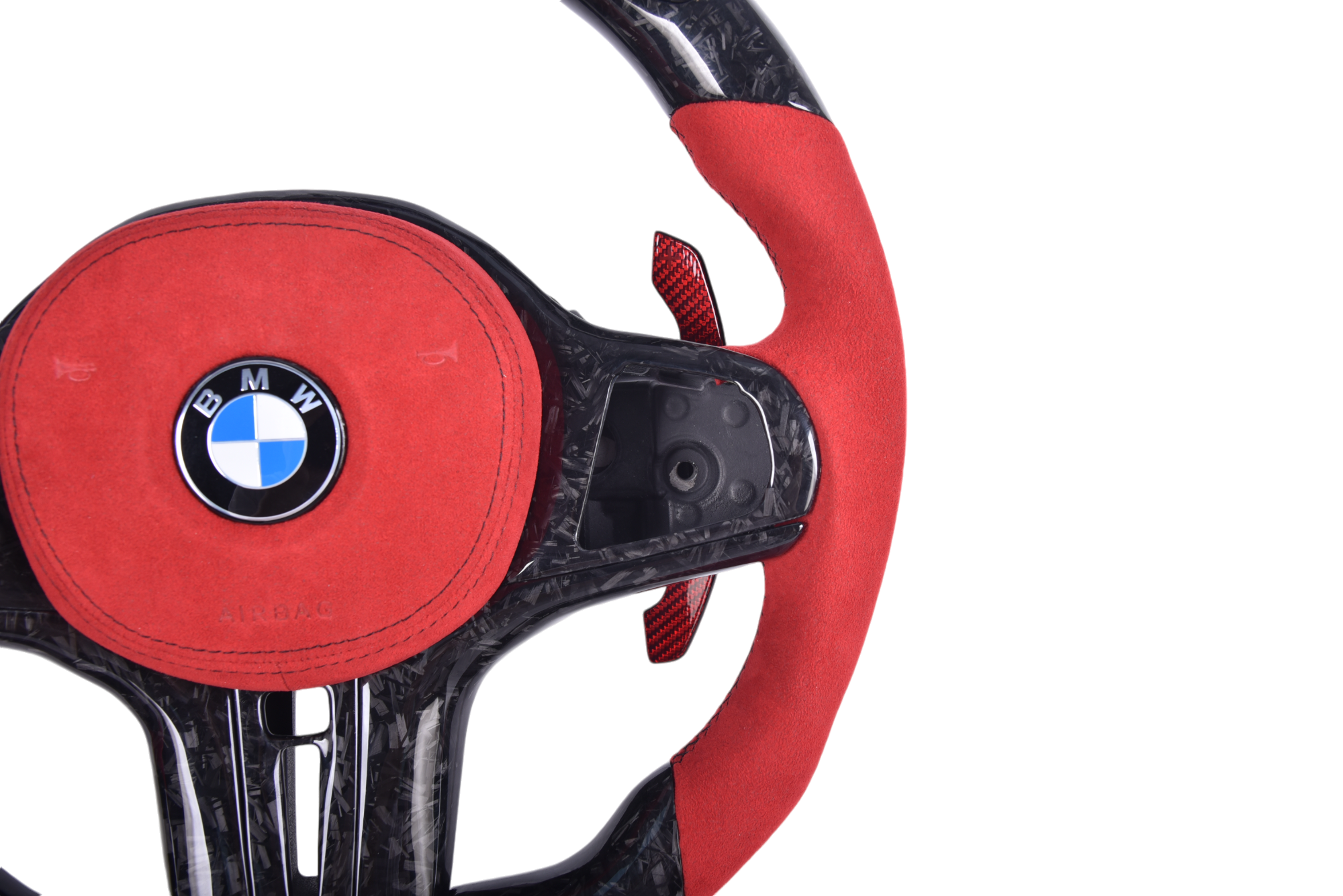 Volant Sport BMW Série G Carbone Forgé Alcantara Rouge - détail du montage - Becquet Voiture