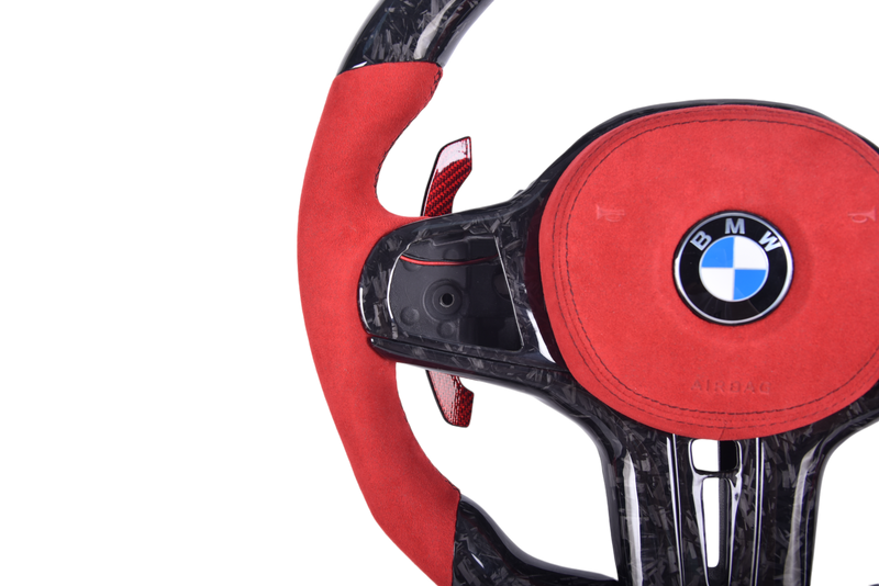 Volant Sport BMW Série G Carbone Forgé Alcantara Rouge - packshot studio - Becquet Voiture