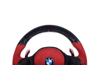 Volant Sport BMW Série G Carbone Forgé Alcantara Rouge - vue de trois-quarts - Becquet Voiture
