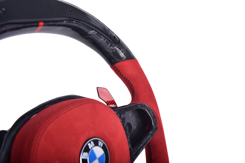 Volant Sport BMW Série G Carbone Forgé Alcantara Rouge - vue rapprochée - Becquet Voiture