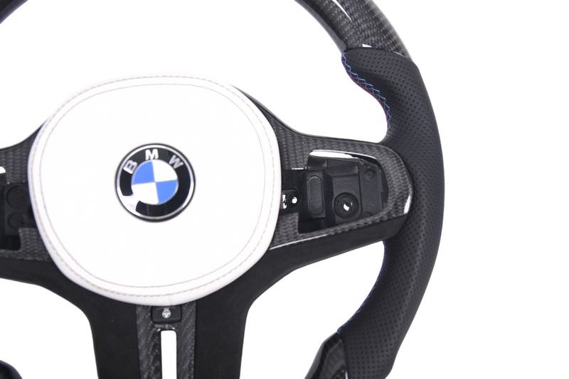 Volant Sport BMW Série G Cuir Alcantara Carbone V2 - packshot studio - Becquet Voiture