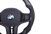 Volant Sport BMW Série G Cuir Mat Carbone - détail du montage - Becquet Voiture
