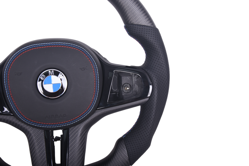 Volant Sport BMW Série G Cuir Mat Carbone - détail du montage - Becquet Voiture