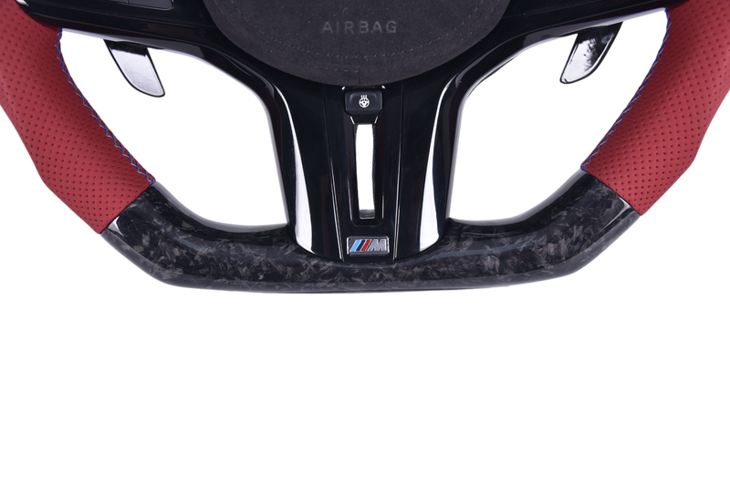 Volant Sport BMW Série G Cuir Rouge Sans Boutons M - installé sur véhicule - Becquet Voiture