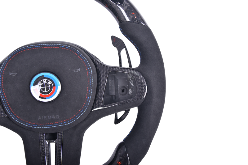Volant Sport BMW Série G Fibre Carbone Alcantara LED - détail du montage - Becquet Voiture