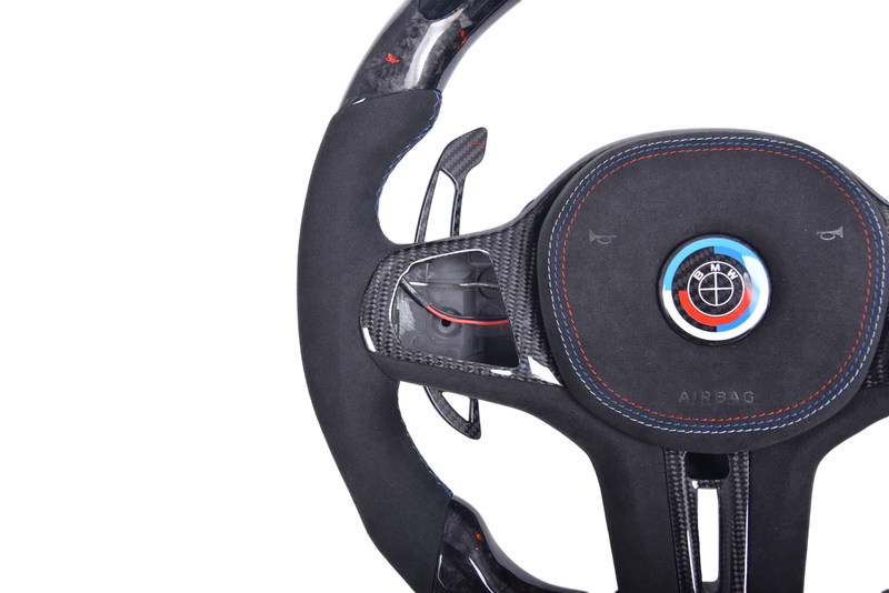 Volant Sport BMW Série G Fibre Carbone Alcantara LED - packshot studio - Becquet Voiture