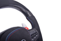 Volant Sport BMW Série G G80 G82 G83 Carbone Alcantara LED - détail du montage - Becquet Voiture