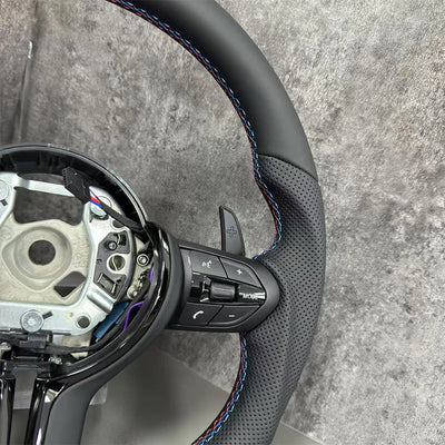 Volant Sport Cuir BMW F30 F10 F20 E90 - vue de trois-quarts - Becquet Voiture
