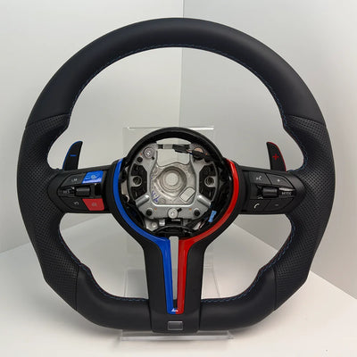 Volant Sport M BMW Série F F30 F10 M3 M5 Bleu Rouge - packshot studio 2 - Becquet Voiture