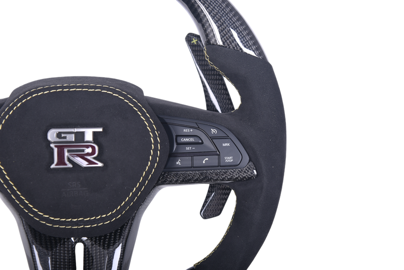 Volant Sport Nissan GT-R Phase 2 2016-2024 Carbone Alcantara - packshot studio - Becquet Voiture
