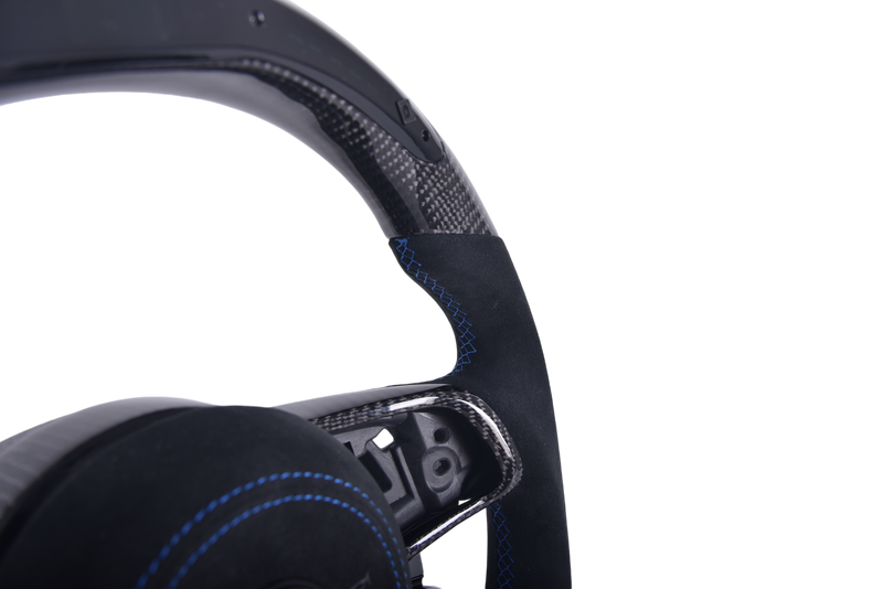 Custom Carbon Fiber Alcantara LED Steering Wheel for Volkswagen Golf 7 - fitting detail - Becquet Voiture