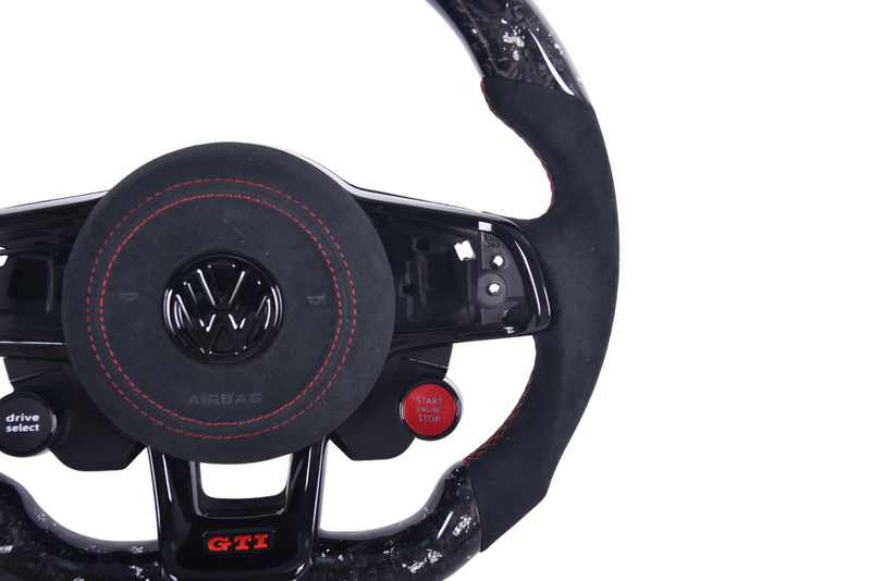 Volant Volkswagen Golf 7 Carbone Forgé Alcantara LED - packshot studio - Becquet Voiture