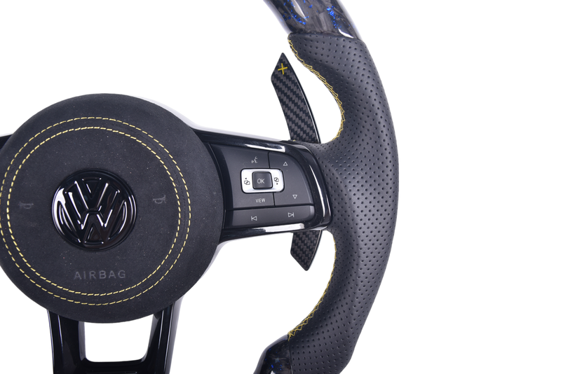 Volant Volkswagen Golf 7 R Carbone Forgé Cuir - packshot studio - Becquet Voiture