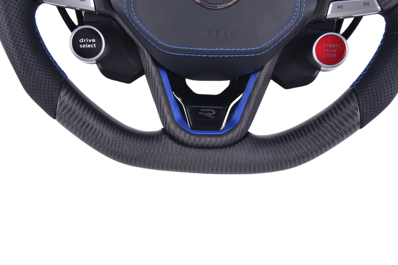 Volant Volkswagen Golf 8 Carbone Cuir LED 2020-2024 - vue de trois-quarts - Becquet Voiture