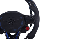 Volant Volkswagen Golf 8 R Carbone Forgé LED Bleu - packshot studio - Becquet Voiture
