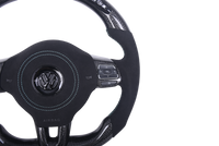 Volant VW Golf 6 Carbone Alcantara LED - packshot studio - Becquet Voiture