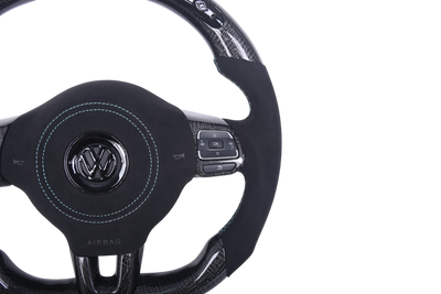 Volant VW Golf 6 Carbone Alcantara LED - packshot studio - Becquet Voiture