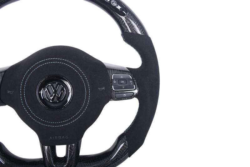 Volant VW Golf 6 Carbone Alcantara LED - packshot studio - Becquet Voiture