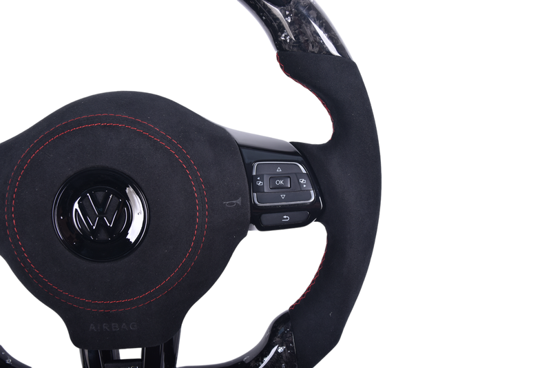 Volant VW Golf 6 GTI Carbone Forgé Alcantara - packshot studio - Becquet Voiture