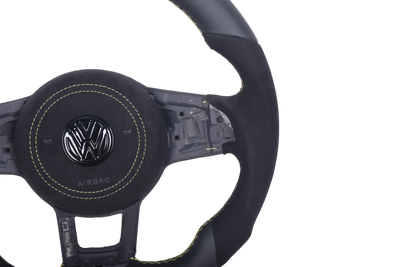 Volant VW Golf 7 GTI Cuir Alcantara - packshot studio - Becquet Voiture