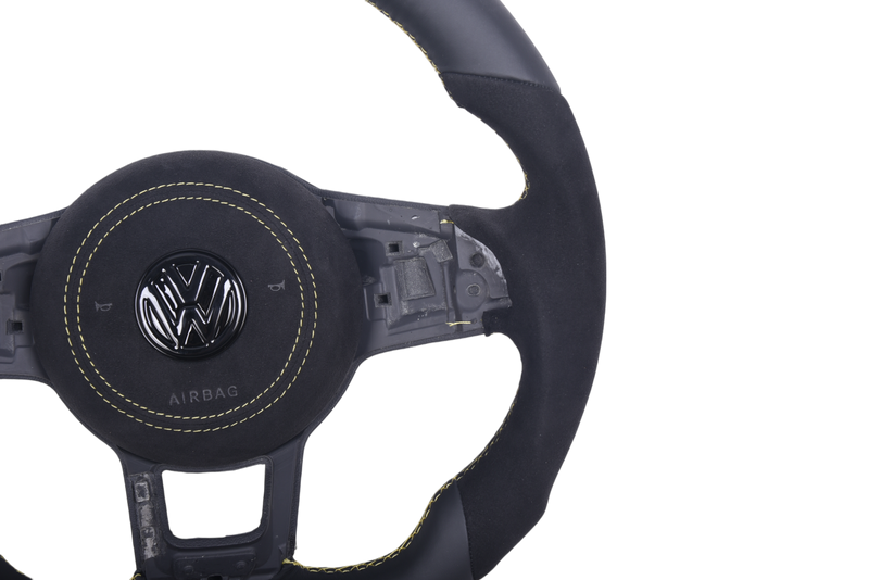 Volant VW Golf 7 GTI Cuir Alcantara - packshot studio - Becquet Voiture
