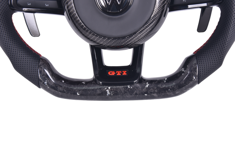 Volant VW Golf 7 GTI R Carbone Forgé - vue de trois-quarts - Becquet Voiture