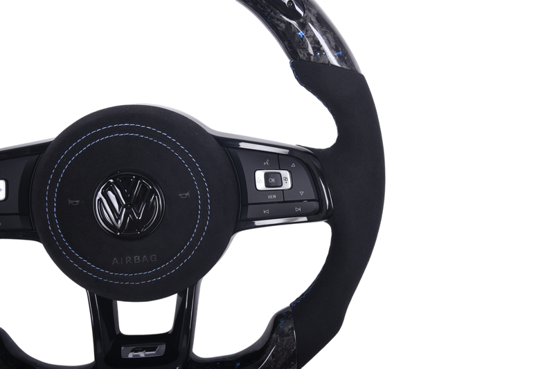 Volant VW Golf 7 R GTI Carbone Forgé Alcantara LED - packshot studio - Becquet Voiture