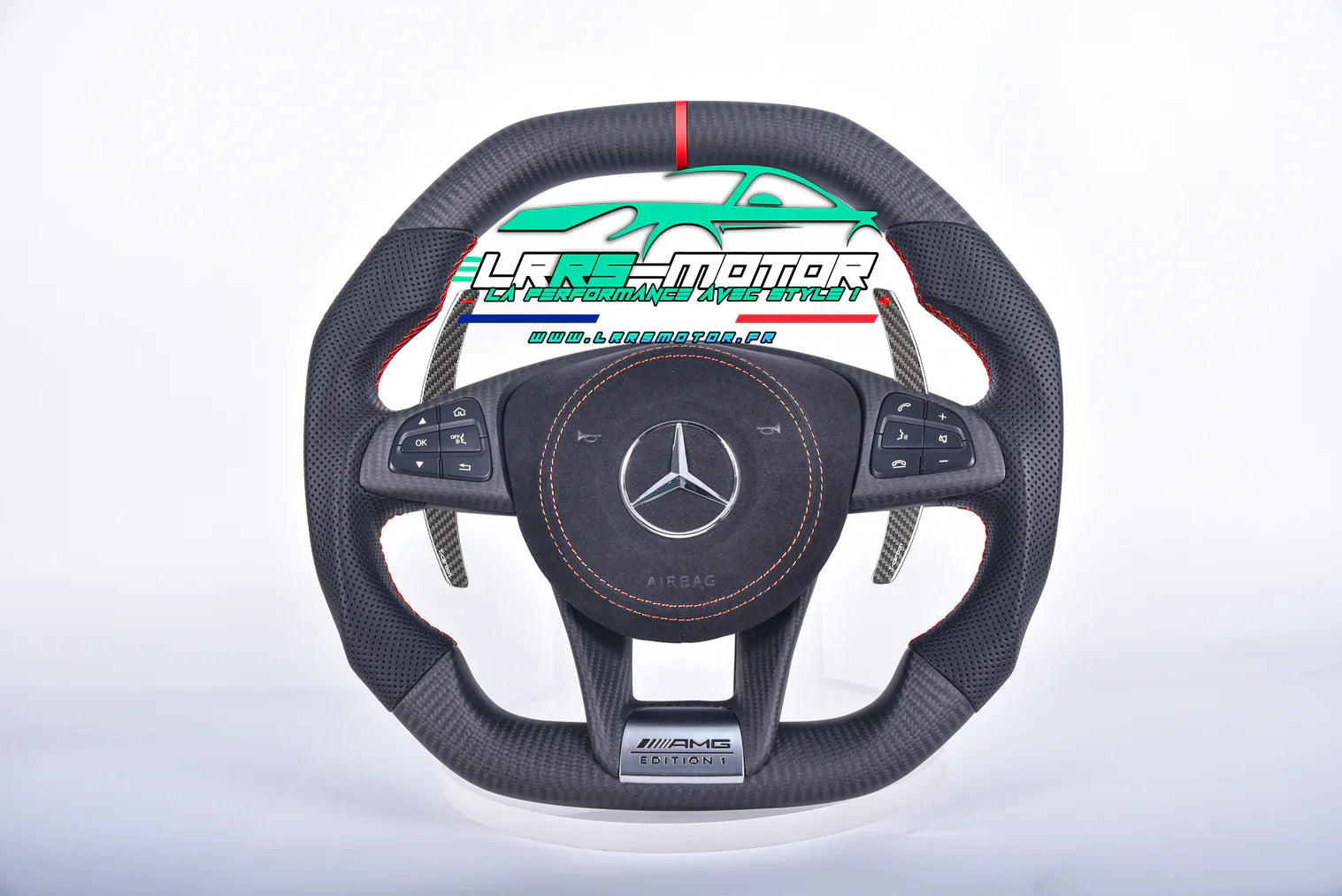 https://cdn.shopify.com/s/files/1/0893/0259/7955/files/volant_mercedes_fibre_de_carbone_mat_-_www.lrrsmotor.fr_eeb14b11-a549-4da1-9160-d95aceb00d15.webp?v=1729617350